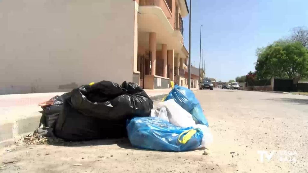 Las Bolsas Basura Se Acumulan En Las Calles De Catral Televisi N Vega