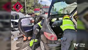 Los bomberos rescatan a un hombre atrapado en un vehículo tras sufrir un accidente de tráfico en Orihuela Costa