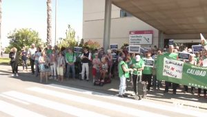 Más de un centenar de personas protestan en Torrevieja contra las derivaciones a otros hospitales y las listas de espera