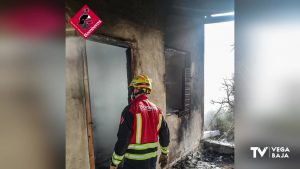 Los bomberos apagan el incendio declarado en una caseta de huerta en Guardamar