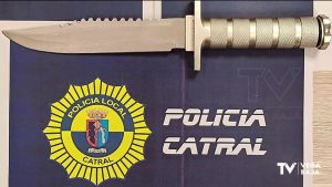 La Policía Local de Catral incauta un puñal de 16 cm de hoja a un joven que lo llevaba escondido en la cintura