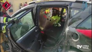 Una conductora queda atrapada en su vehículo tras una colisión