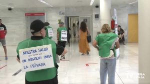 Un grupo de personas se "encierra" en el Hospital de Torrevieja para reclamar mejoras en la atención sanitaria