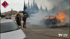 Un coche envuelto en llamas desata el peligro en Orihuela