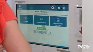 El «ciberkiosko» instalado en el hall del Ayuntamiento de Torrevieja emite más de 600 certificados de empadronamiento en un mes