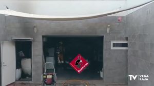 Los bomberos de Torrevieja apagan el incendio en el garaje de una casa de San Miguel de Salinas