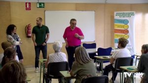 El Auditorio Eloy García López de Benejúzar acoge un taller de iniciación al uso del teléfono móvil