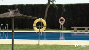 La Policía Local de Almoradí localiza a cinco menores que se habían "colado" en la piscina municipal