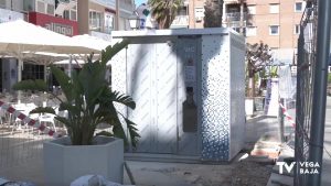 Comienzan a instalarse los primeros aseos públicos de Torrevieja: el acceso tendrá un coste de 50 céntimos