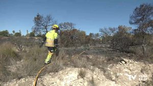 Un incendio en los alrededores de dos campos de golf de Orihuela Costa calcina una docena de hectáreas