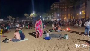 La noche de San Juan reúne a miles de personas en las playas de Torrevieja
