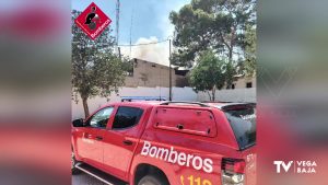 Tres dotaciones de bomberos intervienen en el incendio de un almacén