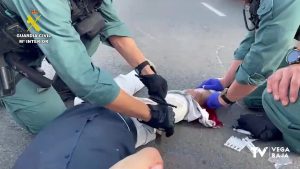 La Guardia Civil auxilia a un motorista herido en la carretera CV-905