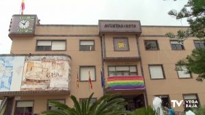 Una Vega Baja "orgullosa" luce los colores de la bandera LGBTI